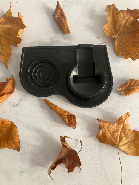 تمپر مت پلاستیکی و نرم با دو جایگاه برای پرتا فیلتر و تمپر، مناسب برای آمادهسازی قهوه