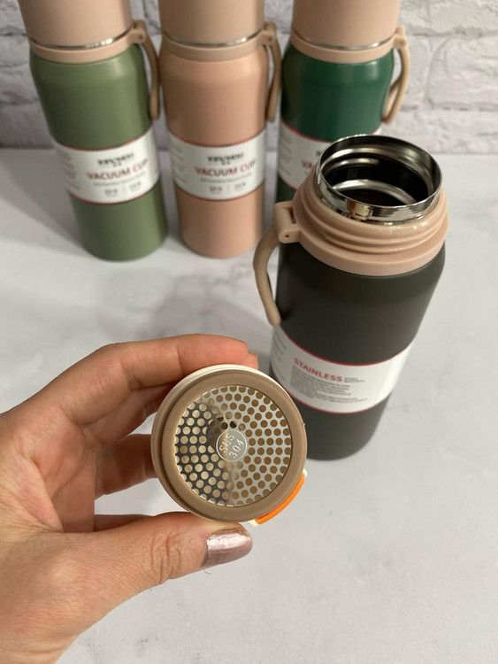 فلاسک با بدنه مقاوم و رنگ مات، دارای درب لیوانی و بند حمل راحت