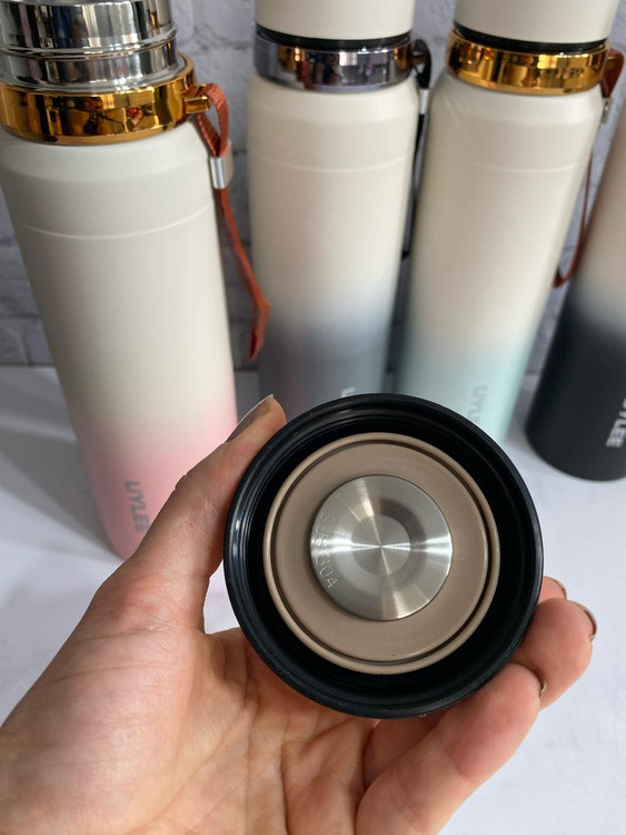 فلاسک ۱ لیتری یوئیلی (UYLEE) در چهار رنگ گرادیانی با درب پیچی و تفالهگیر، مناسب نوشیدنیهای گرم و سرد