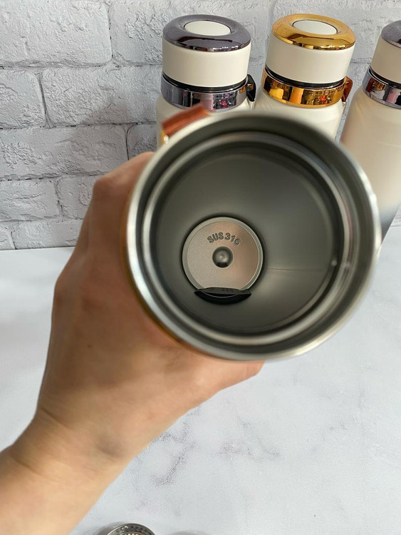 فلاسک ۱ لیتری یوئیلی (UYLEE) در چهار رنگ گرادیانی با درب پیچی و تفالهگیر، مناسب نوشیدنیهای گرم و سرد