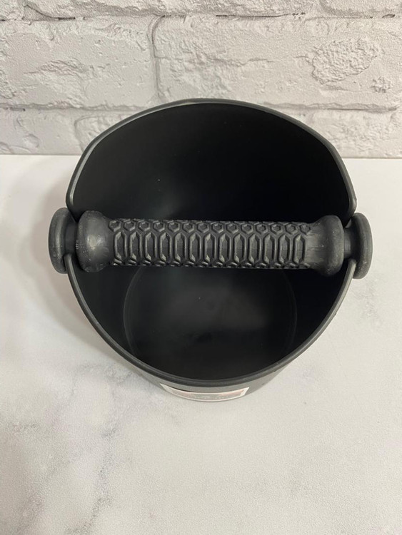 مینی ناک باکس قهوه با بدنه مشکی و طراحی ساده مناسب استفاده روی میز