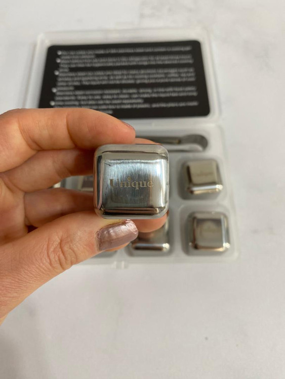 نمای نزدیک از یخهای فلزی قابل استفاده مجدد برای نوشیدنیهای سرد