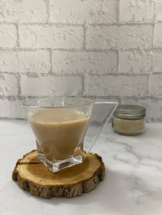 فنجان چای کرک ریخته شده داخل آبجوش و آماده خوردن