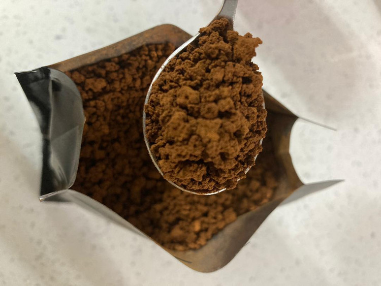 نمای نزدیک ظاهر پودر قهوه فوری نسکافه کلاسیک