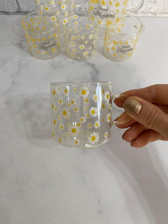 چاپ گلهای زرد و سفید نزدیک روی بدنه شات