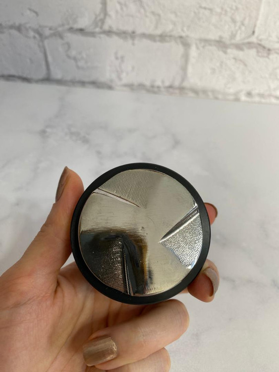 ابزار باریستا برای یکنواختسازی سطح قهوه در پرتافیلتر