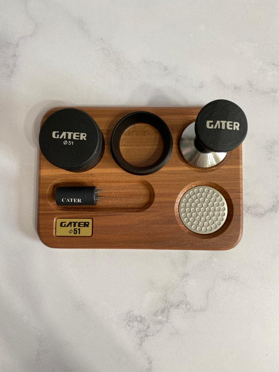 استند چوبی کنار دستگاه اسپرسوساز