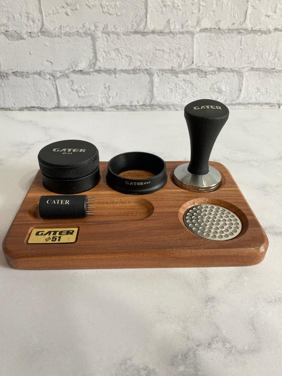 تمپرمت چوبی کنار دستگاه اسپرسوساز