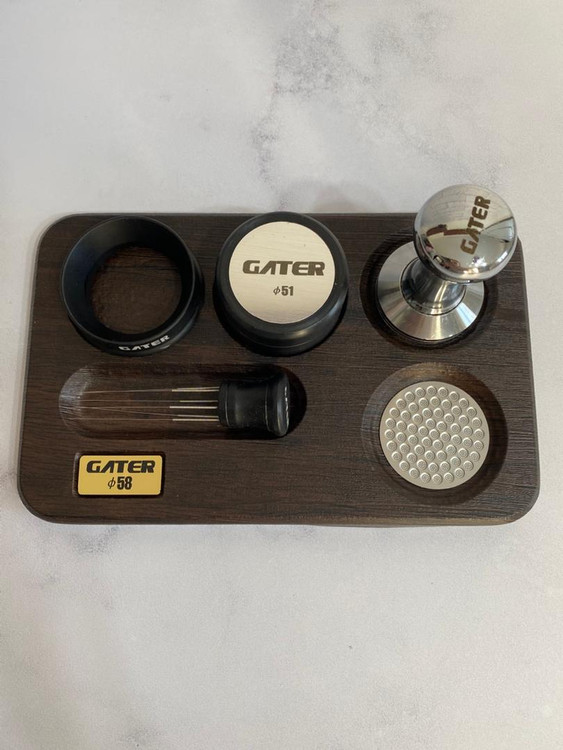 تمپرمت چوبی کنار دستگاه اسپرسوساز