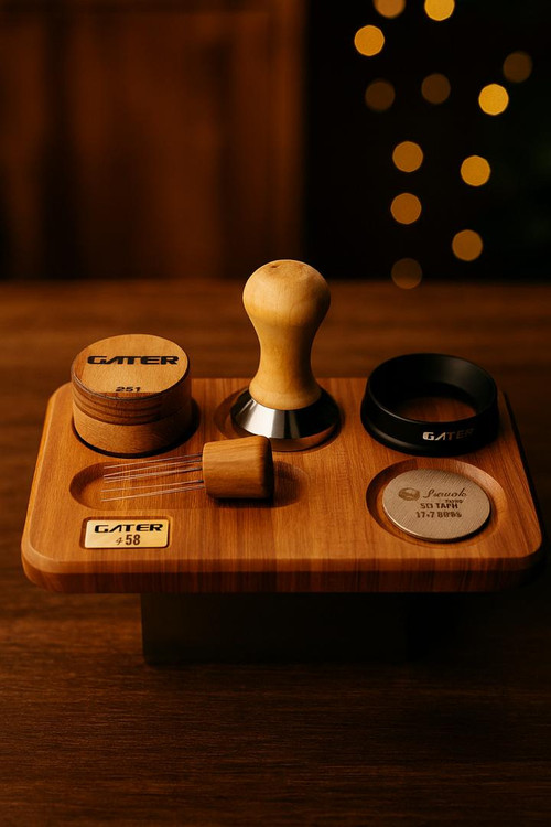 استند چوبی کنار دستگاه اسپرسوساز