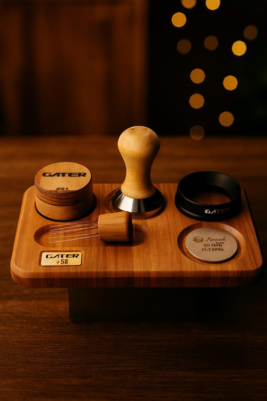 استند چوبی کنار دستگاه اسپرسوساز